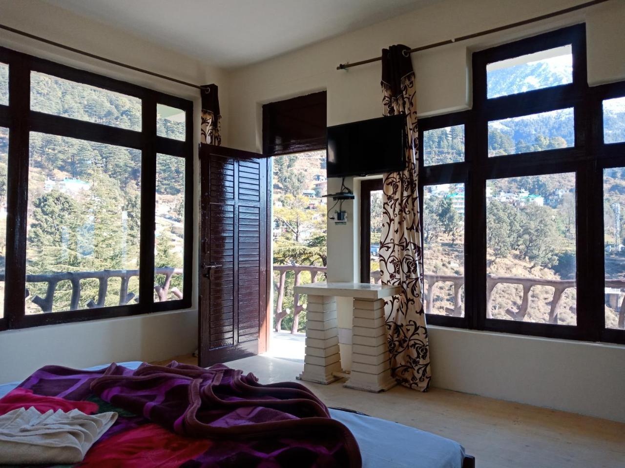 دارامشالا Hotel Pine Spring المظهر الخارجي الصورة